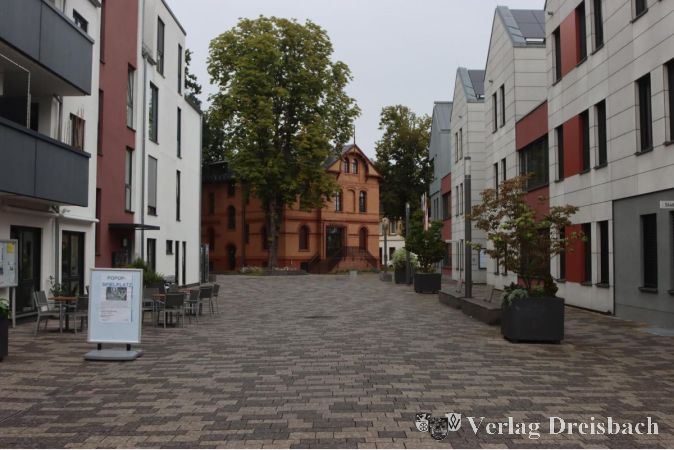 Foto: gus
Den Aufenthaltswert nicht beschatteter Plätze wie in der Rathausschlucht oder vor der Stadthalle wäre der Zielsetzung des Förderprogramms "Innenstadt für alle" näher gekommen als die von der Stadt beantragten Projekte, moniert die GALF und bemängelt die ausgefallene Einbindung der Ortsbeiräte und Ausschüsse bei der Bestimmung der Projekte.