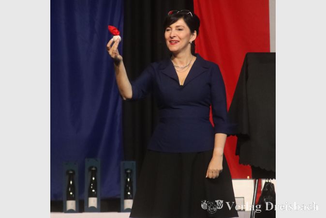 Foto: gus
Michelle Spillner ist als Zauberkünstlerin bekannt, in Flörsheim waren die gezeigten Tricks aber nur symbolisch für ihren Vortrag über das Ehrenamt.