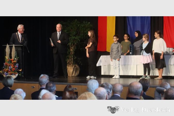 Foto: gus
Einigen der Schülerinnen und Schüler, die das Kinderparlament wegen des Wechsels in eine weiterführende Schule verlassen, wurde für ihr Engagement auf der Bühne gedankt.