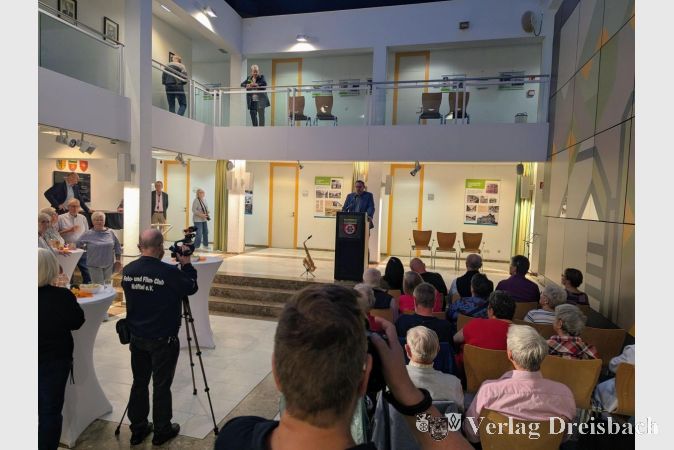 Foto: mpk
Auch die Vernissage zur Ausstellung „Ansichten aus Kriftel – einst und jetzt“ wurde natürlich von den Mitgliedern des Foto- und Film-Clubs Kriftel e.V. festgehalten.