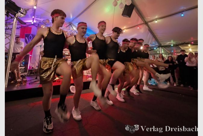 Foto: nab
Volles Zelt und beste Stimmung: Der aktuelle Kerbeborschjahrgang sorgte am Samstagabend vor der Bühne für einen der lautstark gefeierten Momente der Wickerer Zeltkerb.