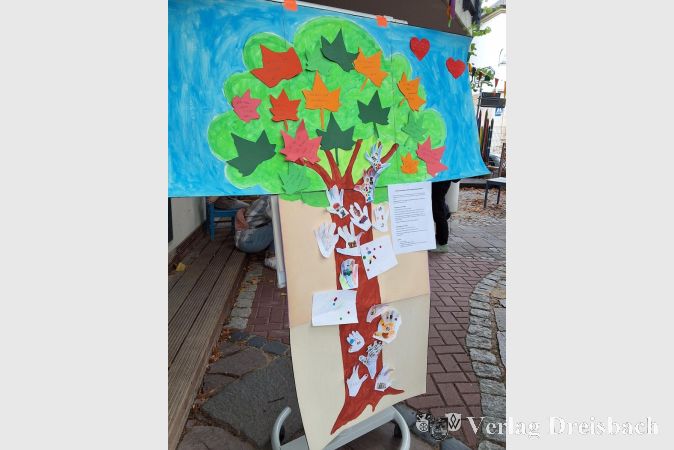 Foto: pm
Die Kinder und Eltern gestalten gemeinsam den Zukunftsbaum mit Dingen, die sie gut können und Wünschen für die Zukunft.