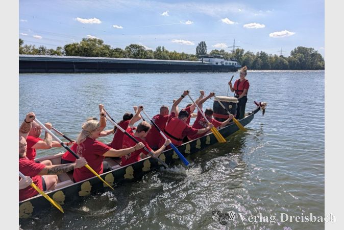 Foto: nab
Die T.O.M. Dragons machen sich auf den Weg zum Start – an der Trommel gibt Hannah Wagner den Takt vor.