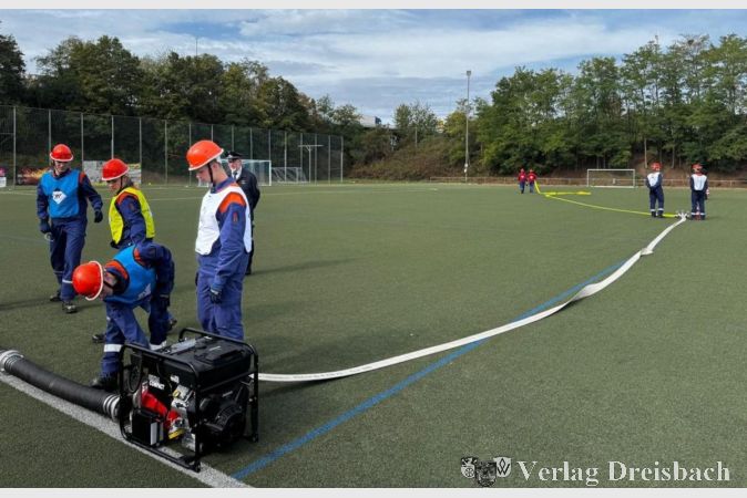 Foto: pm
Die Fußballfelder boten reichlich Platz, um die Schläuche auszurollen.