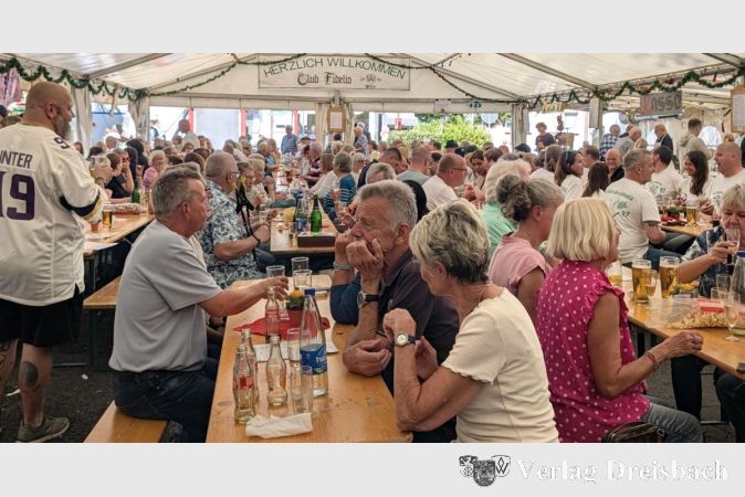 Foto: nab
Dicht besetzte Bänke beim Frühschoppen: Beim traditionellen Frühschoppen am Montag waren im Festzelt kaum noch freie Plätze zu finden.