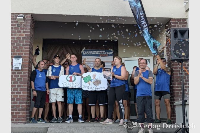 Foto: nab
Jubel nach dem letzten Lauf: Das Team „Peter Kohl – Federalarm“ feiert seinen Sieg beim Drachenbootcup 2026.