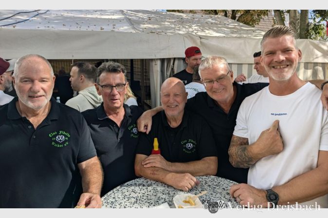 Foto: nab
Beim Club Fidelio wächst die Runde weiter: Vorsitzender Detlev Wiehle (2. v. r.) mit Vereinsmitgliedern und dem neuen Mitglied Hans Peter Gerfin (rechts).