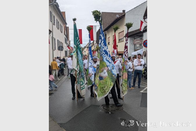 Foto: nab
Regen statt Sonnenschein: Beim Kerbeumzug am Sonntag lassen sich die Teilnehmer die Stimmung trotzdem nicht verderben.