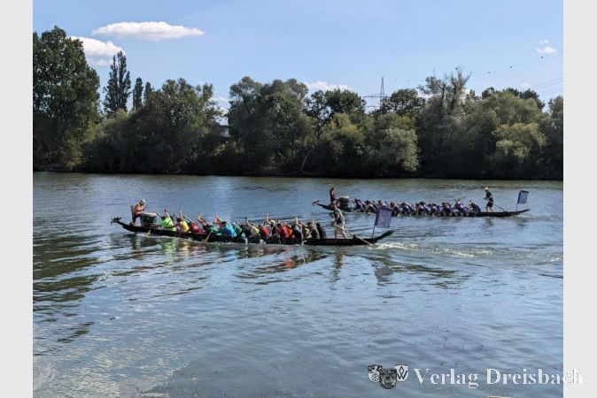 Foto: nab
Kopf an Kopf auf dem Main: Zwei Drachenboote liefern sich beim Flörsheimer Cup ein spannendes Rennen.