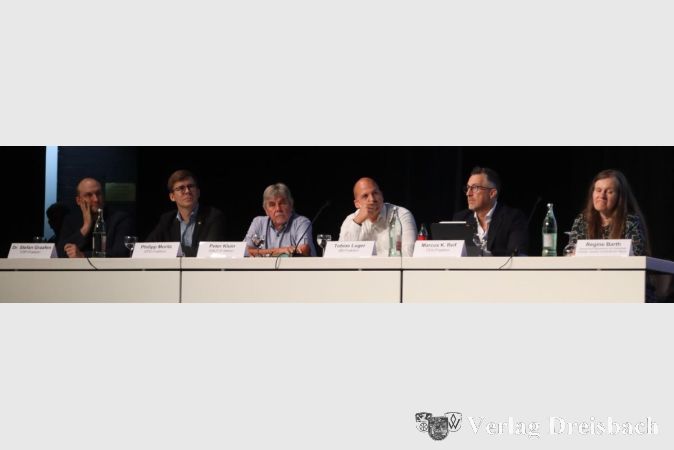 Foto: gus
Auf der Bühne waren die Fraktionsvertreter (v. l.) Stefan Graafen (FDP), Philipp Moritz (SPD), Peter Kluin (GALF), Tobias Luger (dfb) und Marcus K. Reif (CDU) zwar (zusammen mit Regine Barth vom Verkehrsministerium, r.) vertreten, durften sich aber lediglich zu fortgeschrittener Stunde mit je einem Redebeitrag einbringen.