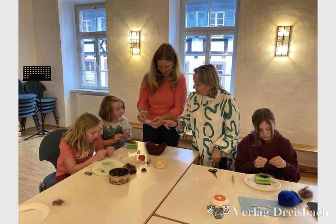 Foto: hl
Beim Trockenfilzen wird konzentriert gearbeitet. Unter der Anleitung von Petra Schall (3. von links) entstanden allerhand Kunstwerke. Anastassia Tanopoulou (4. von links), die Organisatorin der Kinderkulturwoche, war bei allen Workshops dabei.
