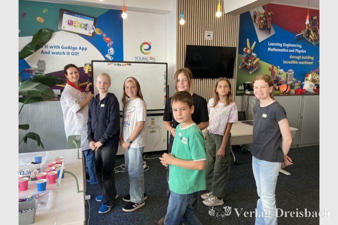 Foto: hl
Yelena Litzinger (links) erklärt den Kindern, wie 3D-Druck funktioniert.