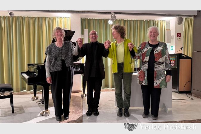 Foto: Axel Dunkel
V.l.n.r: Hanna Dunkel, Pianist Georgi Mundrov, Sabine Muchow und Uta Franck ernten den hochverdienten Applaus des Publikums am Ende der jüngsten Lesebühne im Rat- und Bürgerhaus.
