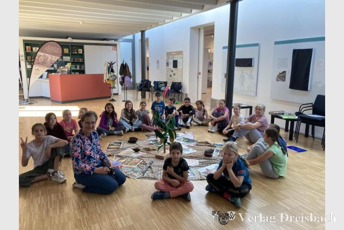 Foto: hl
Viele interessierte Schüler und Schülerinnen beim Schokoladenworkshop im Stadtmuseum Hattersheim.