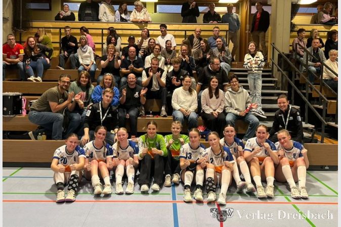 Foto: privat
Foto mit Fans: die weibliche B-Jugend nach dem Bundesliga-Spiel.