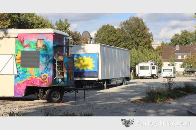 Foto: gus
Die ersten Wagen und Container der Schausteller hatten sich am Wochenbeginn bereits auf dem Festplatz niedergelassen.