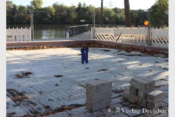 Foto: gus
Wo eigentlich längst wieder der Berliner Brunnen stehen sollte, ist unverändert eine großräumige Absperrung im Weg. Nach der Kerb soll der Wiederaufbau des Bauwerks endlich angegangen werden, teilt die Stadt mit.