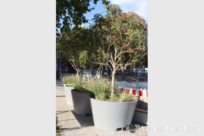 Foto: gus
Wer dem Fest im Weg steht, wird vorübergehend woanders geparkt: Die großen, auf dem Gelände verteilten Pflanzkübel sind so konstruiert, dass ein Gabelstapler sie problemlos aufgabeln kann.