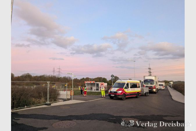 Foto: mpk
Aufbauarbeiten am Mittwoch: Am Krifteler Wäldchen findet bis Sonntag ein großes Manöver der Emergency Medical Teams statt.