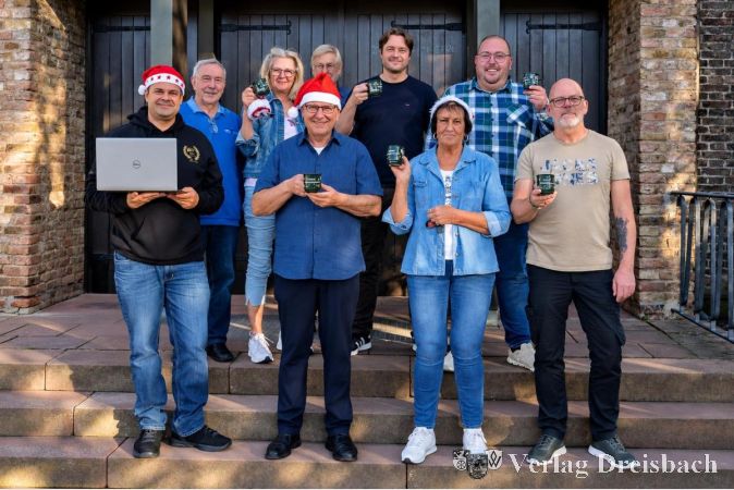 Foto: TWF
Das Adventsmarktkomitee: V.l.n.r. Markus Ziegler (TaunusLAN), Bodo Knopf, Brigitte Faller, Norbert Loreth (alle Vereinsring Kriftel e.V.), Reihe hinten Heribert Windl (VR Kriftel), Jutta Floren (TuS Kriftel, Abt. Volleyball), Heiko John (VR Kriftel), Manfred Schmelz (VKS), Sven Mukrasch (FFW Kriftel e.V.), nicht im Bild: Stefanie Krupp, Markus Kilb.