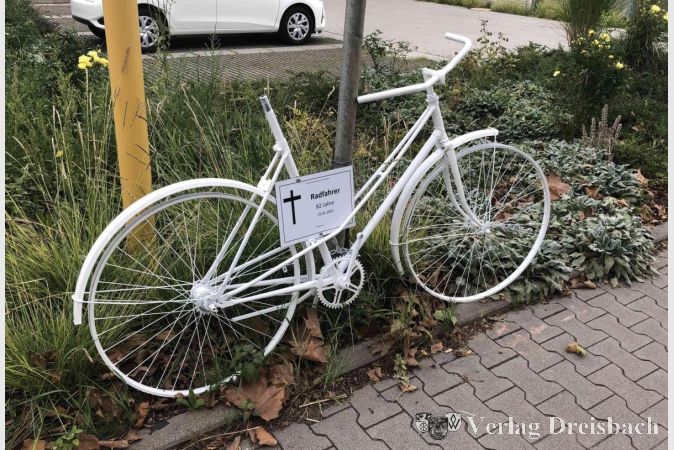 Foto: ADFC Main-Taunus e. V.
Weißes Fahrrad am Hessendamm in Hattersheim.