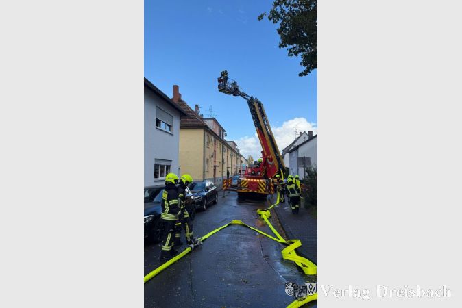 Foto: Feuerwehren Hattersheim
Ein Brand in einer Dachgeschosswohnung in der Hattersheimer Friedensstraße hat am frühen Nachmittag einen Einsatz der Feuerwehr ausgelöst.