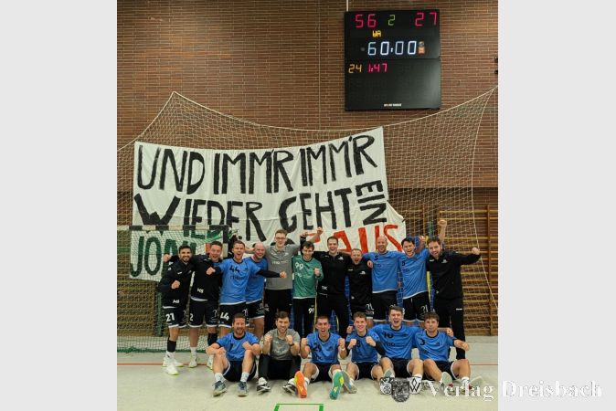 Foto: privat
Jubelnde Handballer: die Männer I nach dem Erfolg vor dem besonderen Endergebnis.