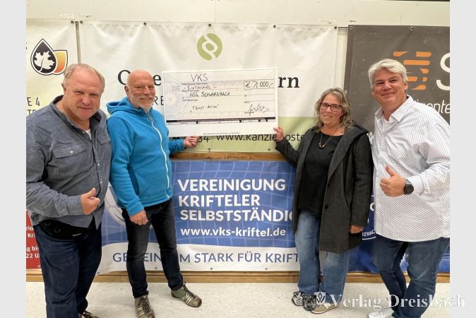 Foto: privat
Spendable Unternehmer: Die VKS übergibt den Handballern 1.000 Euro für ihre Trikotaktion.