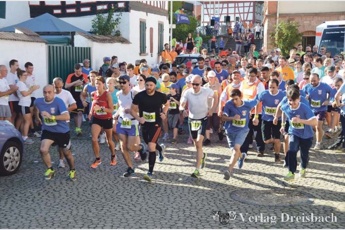 Fotos: R. Dörhöfer
Alt und Jung, Einheimische wie Auswärtige – bei strahlendem Sonnenschein nahmen am Samstag, 29. August, 262 Läufer am Lebenslauf anlässlich des Verlobten Tages teil.