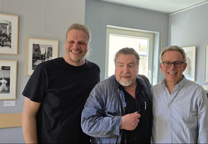 Beste Laune zum Signierbesuch des bekannten Schauspielers und nun auch Fotografen am Samstag im Haus Sankt Martin. V.l.n.r.: Carsten Riffel (piCta Flörsheim), Armin Rohde und Klaus Störch.