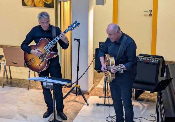 „The Travelling James“ sorgte für die musikalische Untermalung der Vernissage.