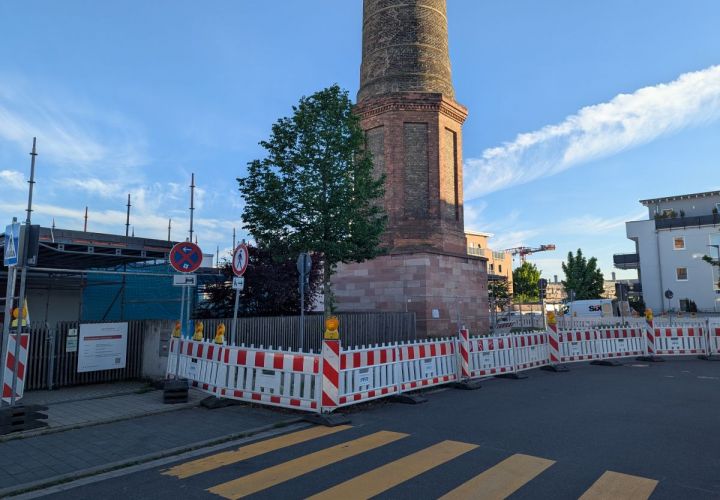 Der Absperrzaun rund um den Schornstein ragt auch in das Gelände der Kita SchokoLaden hinein. Teile der dortigen Außenfläche können seit über einem Jahr nicht genutzt werden.