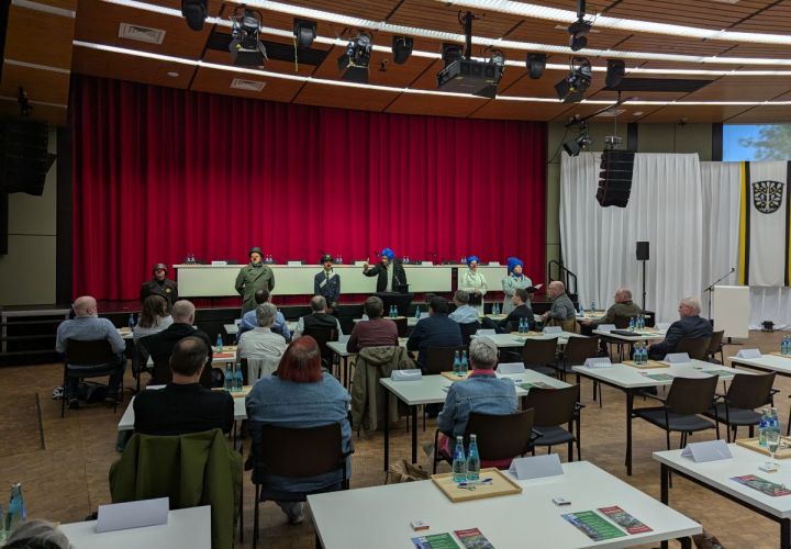 Das Ensemble der BüchnerBühne vor der Stadtverordnetenversammlung am vergangenen Donnerstag.