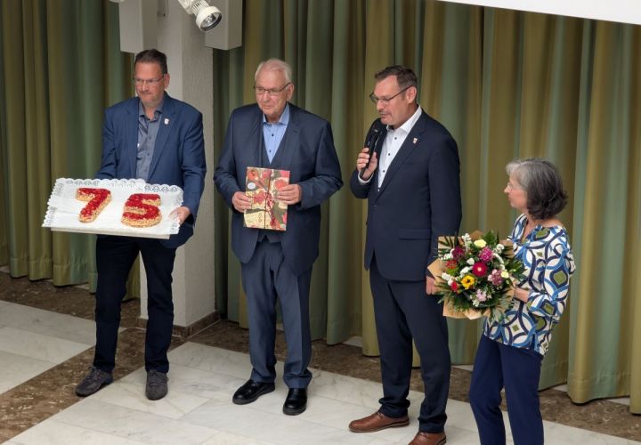 Eine Erdbeertorte in Form seiner Geburtstagszahl, gebacken vom "Bäcker im Ruhestand" Markus Kilb. V.l.n.r.: Alexander Feist (Vorsitzender der Gemeindevertretung), Bodo Knopf, Bürgermeister Christian Seitz und Petra Knopf.