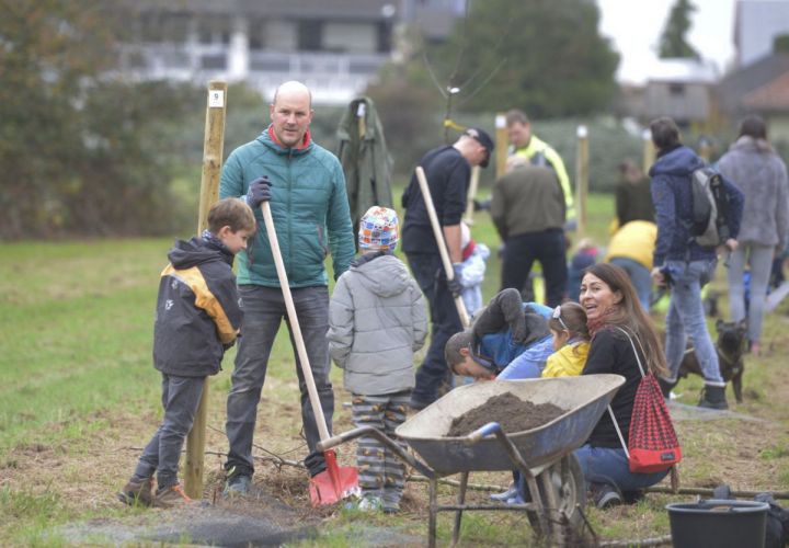 1.000 Bäume Projekt: Pflanzaktion in Okriftel rund um den Baggersee.