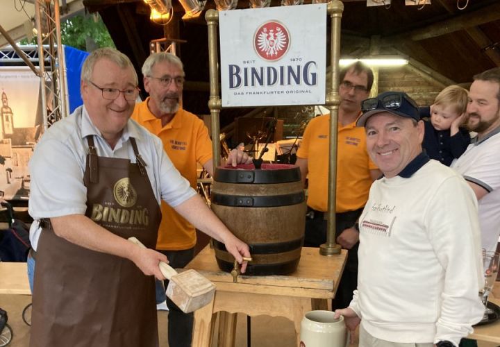 Wieder gelang Bürgermeister Klaus Schindling (links) der Fassanstich mit einem Schlag. Rechts Bernd Kraft, Vertreter der Radeberger Gruppe, die das Bierfass gespendet hatte. Dahinter Alexander Nöll (mit Paul-Leopold auf dem Arm), von der Kelterei Nöll, ebenfalls ein Sponsor des Festes.
