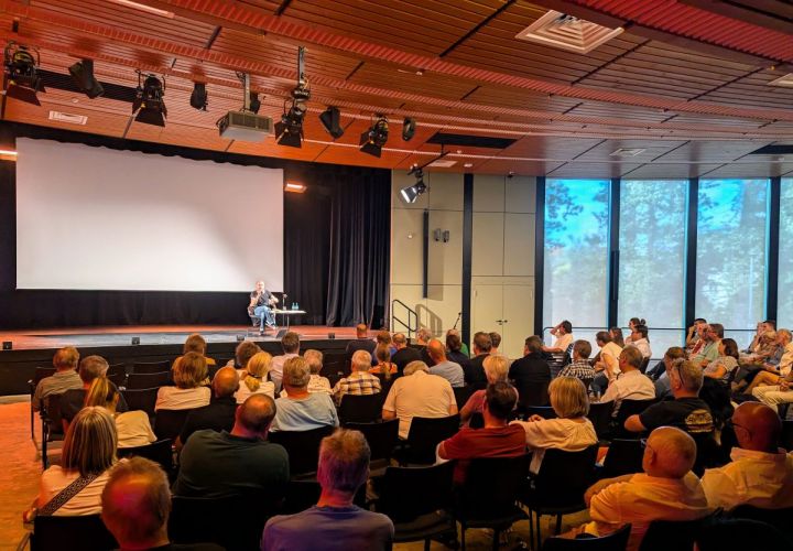 Großes Interesse an "Hattersheim 2050": 130 Bürgerinnen und Bürger hatten sich im Vorfeld Tickets für die Veranstaltung in der Stadthalle besorgt.