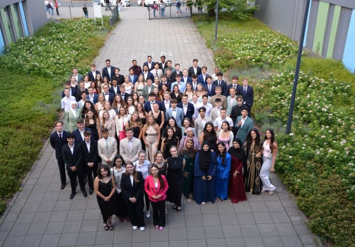Strahlender Jahrgang 2025: Die Absolventinnen und Absolventen des Graf-Stauffenberg-Gymnasiums feiern ihren Schulabschluss.