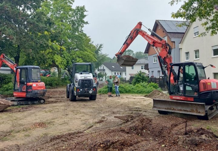 Die Neugestaltung des Spielplatzes Am Mühlbach ist derzeit in vollem Gange.