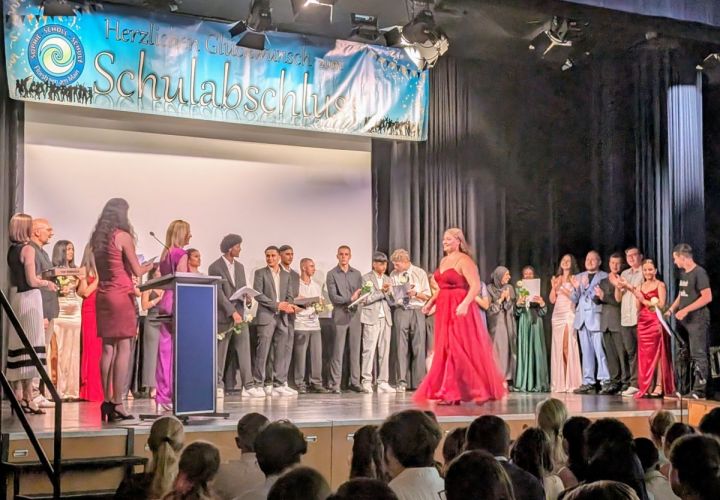 Zwischen Applaus, Rückblick und Zukunftsplänen: Die Absolventinnen und Absolventen der Haupt- und Realschulklassen der Sophie-Scholl-Schule feiern ihren Schulabschluss in der Stadthalle und genießen ihren großen Moment.