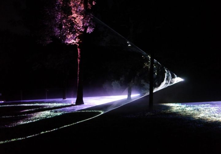 Die Lichtinszenierung beim Eddersheimer Fischerfest verwandelte Teile des Festplatzes in eine Traumlandschaft.