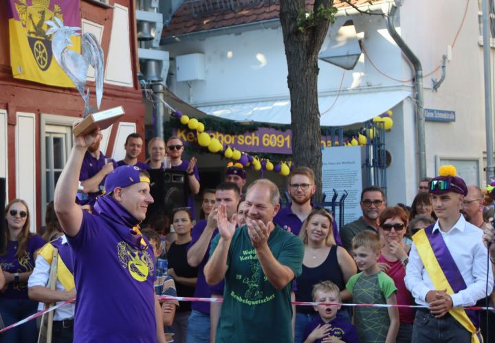 Pascal Schäfer (l.) reckt den Siegerpokal des Gickelschlags in die Höhe, den er von seinem Vorgänger, Ortsvorsteher Thomas Schmidt (Mitte), überreicht bekam. Ein traditioneller Höhepunkt bei jeder Weilbacher Kerb.