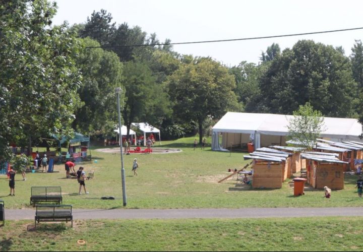 Der Abenteuerspielplatz in Kermag/Falkenberg ist wieder für zwei Wochen Schauplatz der Flörsheimer Ferienspiele mit 140 Sieben- bis Zwölfjährigen.