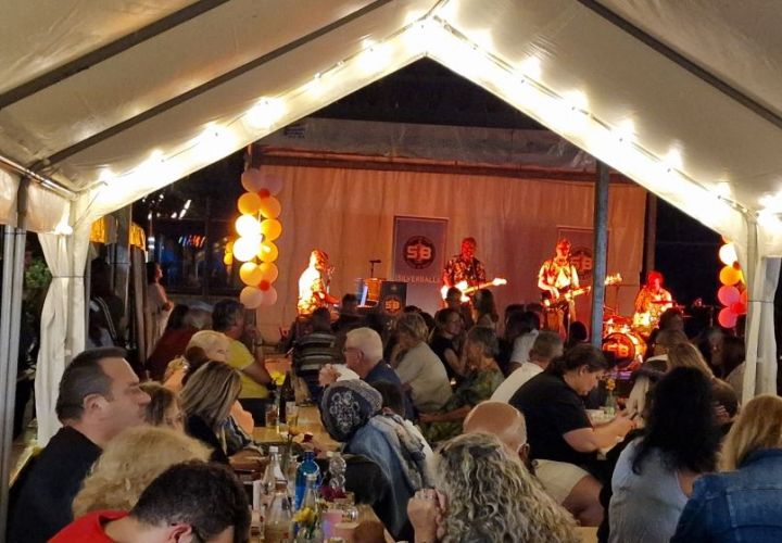 Die "Silverballs" rockten am Abend das Siedlungsfest.