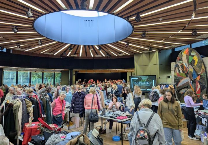 80 Stände und unzählige modebegeisterte Besucherinnen - und auch vereinzelte Besucher - beim ersten „Ladies Late Night Second-Hand-Shopping".