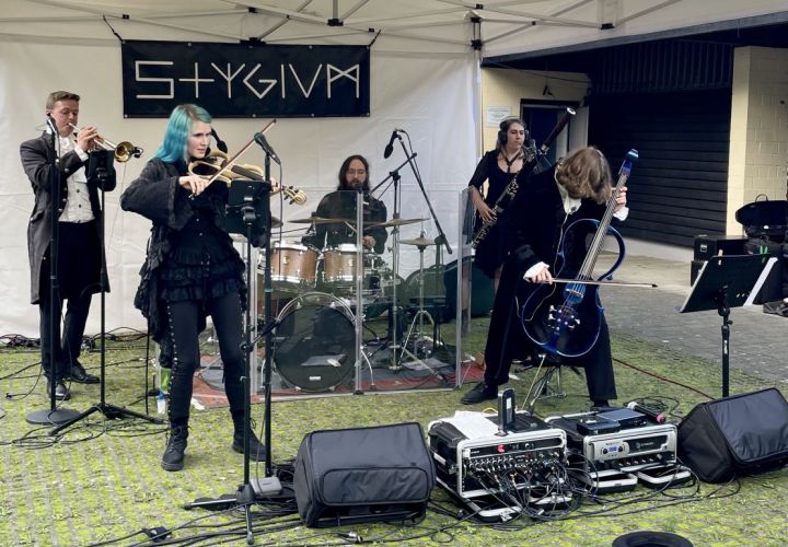 Die Band Stygium nahm das Publikum im Freizeitpark mit auf eine Reise durch die Progressive Chamber Music.
