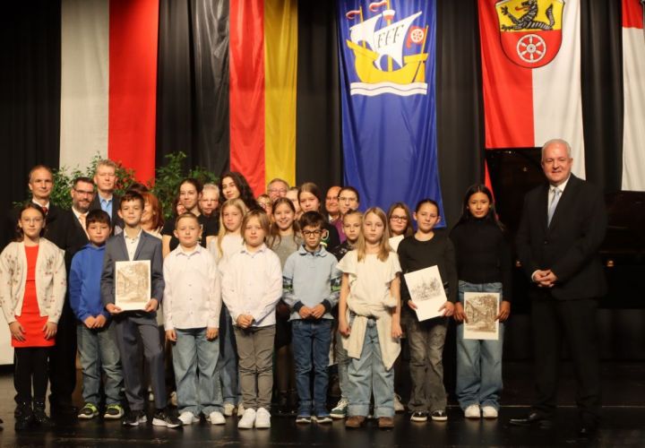 Der Bürgerempfang der Stadt und der Stadtverordnetenversammlung am Tag der Deutschen Einheit ist der Moment, an dem Bürgermeister Bernd Blisch (l.) und Stadtverordnetenvorsteher Michael Kröhle (r.) verdiente Flörsheimerinnen und Flörsheimer für ihre Leistungen für die Gemeinschaft auszeichnen.