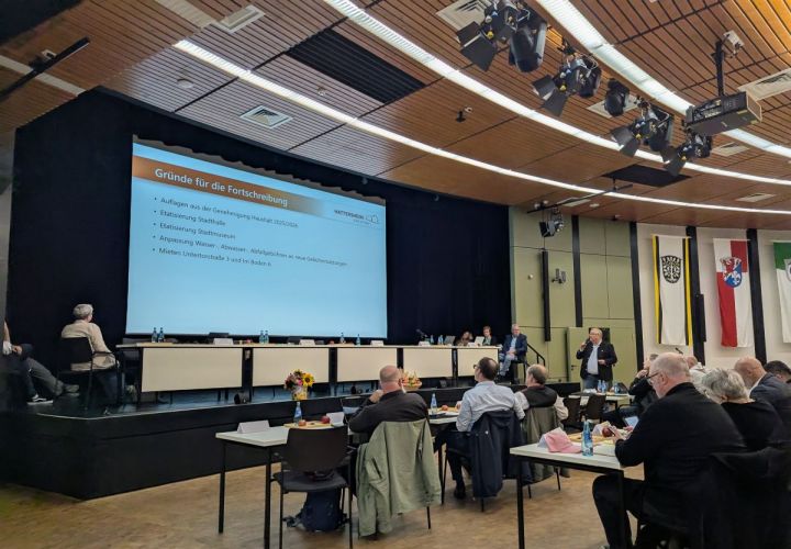 Im Rahmen der Stadtverordnetenversammlung am 1. Oktober stellte Bürgermeister Klaus Schindling die Pläne zur Fortschreibung der Haushaltssatzung und des Haushaltsplans für das Haushaltsjahr 2026 vor.