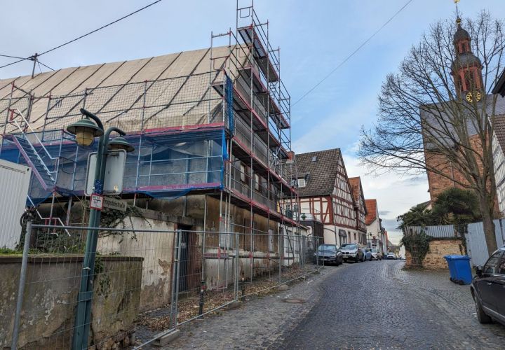 Der historische Propsteihof in Eddersheim, von einem Gerüst umhüllt.