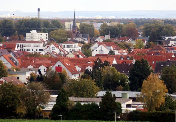 Über den Dächern von Flörsheim steigt die Spannung, ob die sich verschlechternde Haushaltslage im Etat 2026 mit einer steigenden Steuerlast beantwortet wird, oder ob die Stadt andere Wege findet, um den vorgeschriebenen ausgeglichenen Entwurf zu präsentieren.